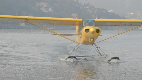 Yellow floatplane if floating in Lake como Video stock 127823742