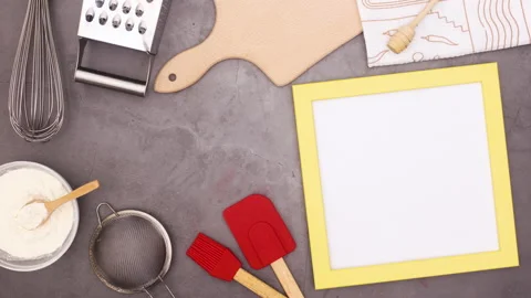 Yellow frame for text and cooking ingredients appear on dark theme. Stop motion Vidéo 138669246