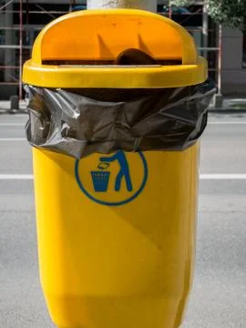 Yellow garbage bin in Bucharest. Stock-Fotos