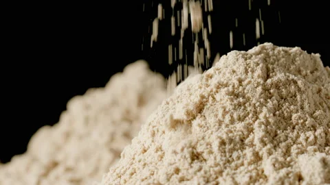 Yellow ginger powder falling in a heap Vídeo Stock 139996356