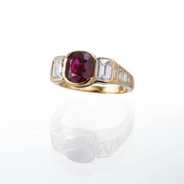 Yellow gold ring with ruby 스톡 사진