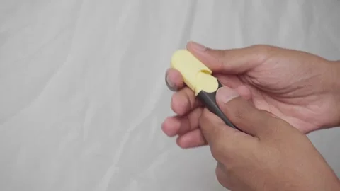 Yellow highlighter closing Stock Footage 321359014