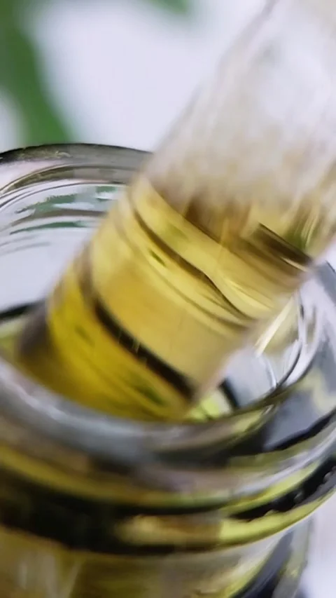 Yellow honey tea liquid bubbles on transparent pipet tip in extreme close u.. Stock Footage 340457072