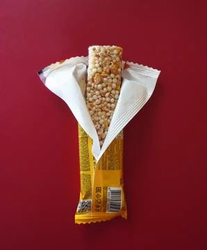 Yellow KERLLI bar packaging. Foto stock
