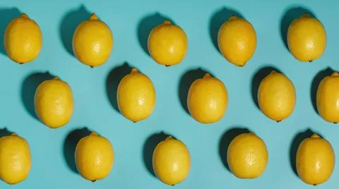 Yellow Lemon fruit patterns on a blue background, beautiful pattern. Foto stock