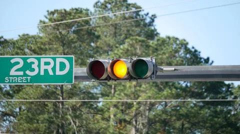 Yellow light at an intersection - North American traffic light Foto stock