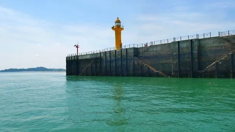 Yellow Lighthouse: Stockbeeldmateriaal 80150729
