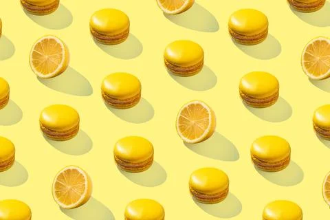 Yellow macarons with lemon pattern on yellow background Foto stock