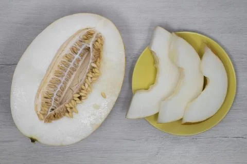Yellow melon.Yellow melon on a background of bleached wood. Foto stock