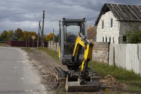 Yellow mini excavator 库存照片