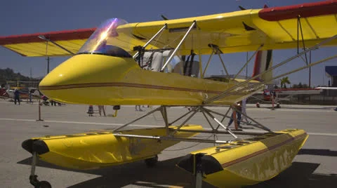 Yellow Monoplane 動画素材 25010098