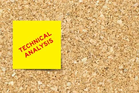 Yellow note paper with word technical analysis on cork board background wit.. Foto stock