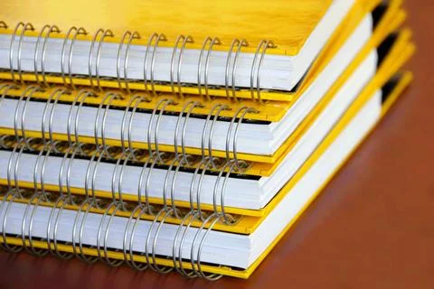 Yellow notebooks stack four yellow notebooks with ring binding stack on de... Foto stock