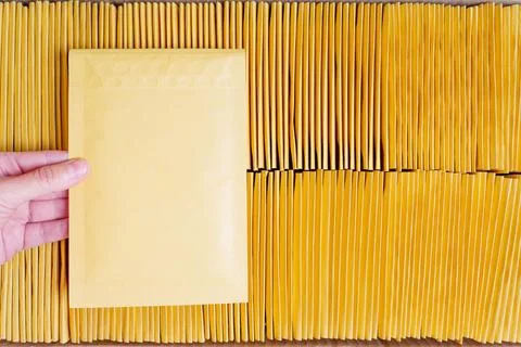 Yellow Padded Envelopes Quality Control 스톡 사진