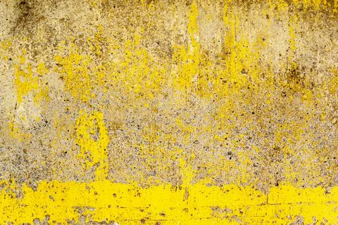 Yellow paint pattern on old concrete wall Foto stock