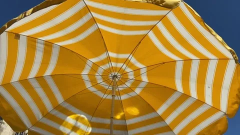 Yellow parasol close up Vídeo Stock 347555622