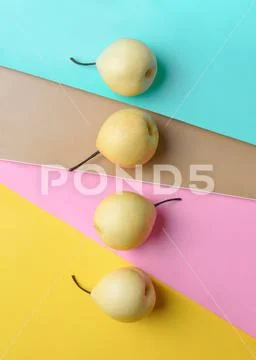 Yellow pears put in a row Stock Photos