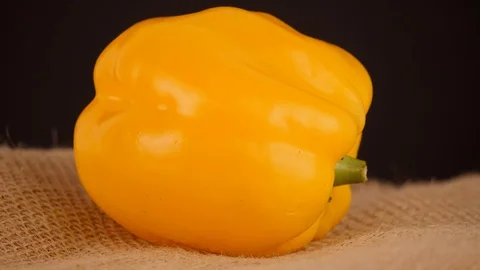 A Yellow pepper on a rotating table Video stock 103456872