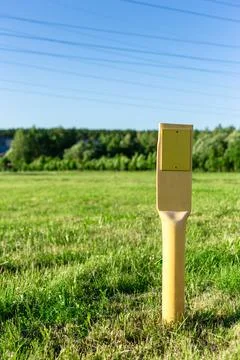 Yellow pillar with a sign - pointer. A warning. Foto stock