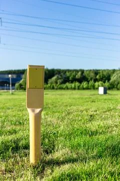 Yellow pillar with a sign - pointer. A warning. Foto stock