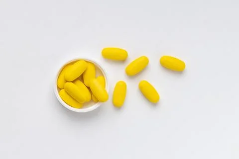 Yellow pills Stock-Fotos