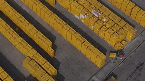 Yellow plastic crates stacked in rows logistics yard storage system aerial top Vídeo Stock 335186025