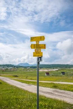 A yellow pointer indicates the direction of the routes. Stockfoto's