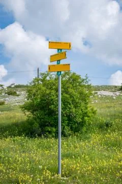 A yellow pointer indicates the direction of the routes. 库存照片