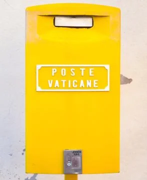 Yellow post box in Vatican Foto stock