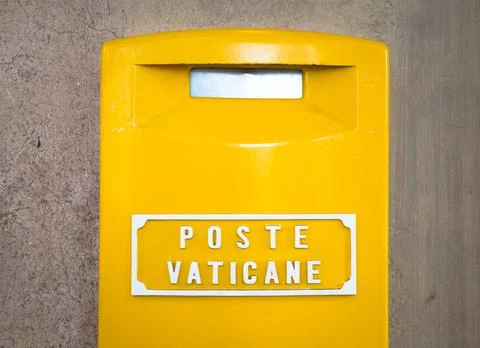 Yellow post box in Vatican Foto stock