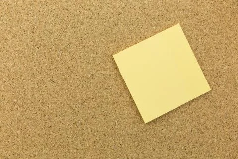 Yellow post it on cork board Foto stock