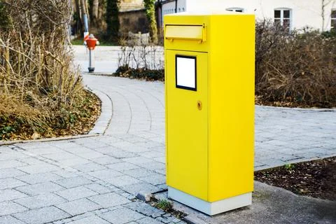 Yellow Postbox in the City Stock-Fotos