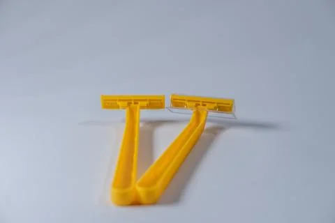 Yellow razor with a sharp blade Foto stock