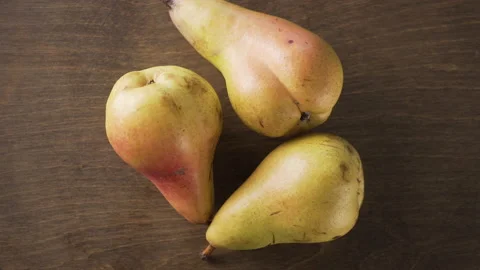 Yellow ripe pears close-up. Studio video 库存影片 133454599
