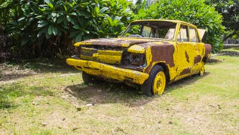 Yellow rusty car Stock-Fotos