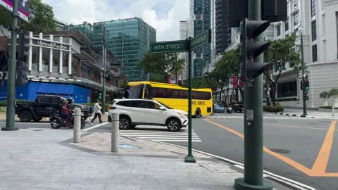 Yellow School Bus in BGC Traffic 4k 60fps Видео 339200546