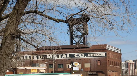 Yellow school bus in front of old industrial building Vidéo 39352203