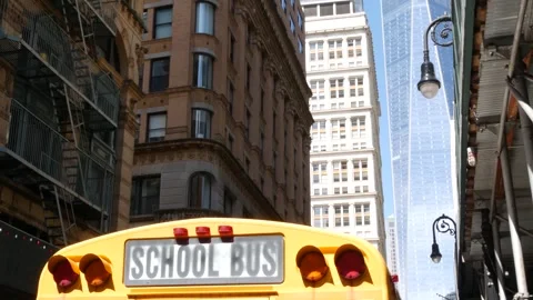 Yellow School Bus. Schoolbus on Fulton street, New York City Manhattan Downtown 库存影片 288797534