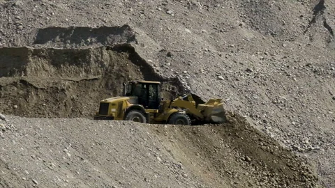 Yellow scraper excavator in a stone quarry for sand mining Vidéo 247309340