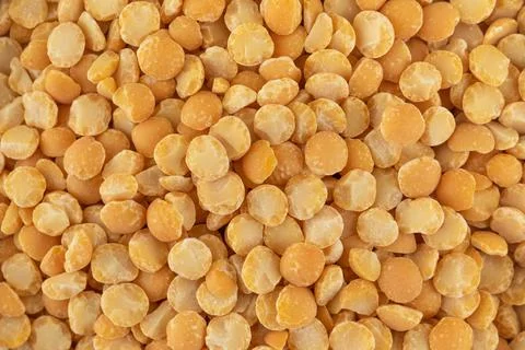 Yellow split dry peas close-up. Vegetable protein. Horizontal photo. Foto stock