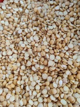 Yellow Split Lentils Close Up Texture Background for Healthy Cooking Ingred.. Foto stock