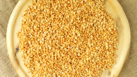 Yellow split peas rotating on a wooden plate. Stock-Footage 335436613