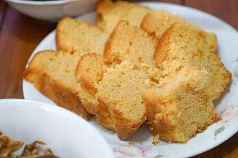 Yellow Sponge Cake Served With Tea Setting Foto stock