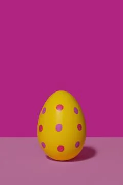 A yellow spotted Easter egg in 80s-90s retro style. 스톡 사진