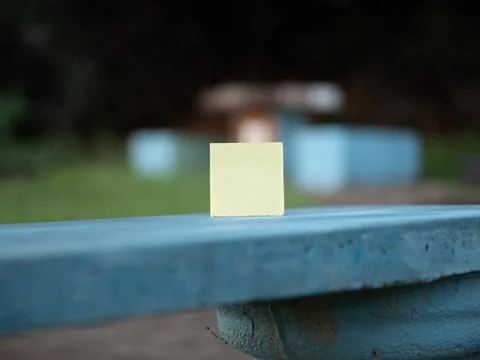 Yellow square note card standing on outdoor table Stock-Fotos