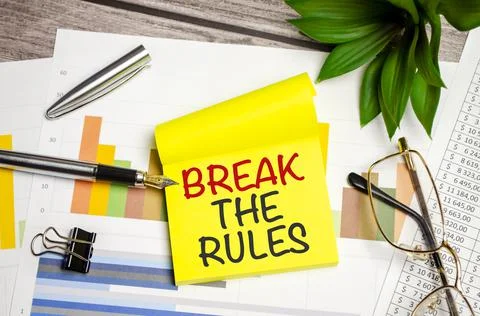 Yellow sticker with the text break the rules and charts Stockfoto's