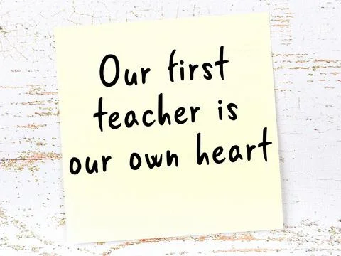 Yellow sticky note with smart quotation handwritten on it hanging on wooden w 库存照片