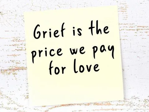Yellow sticky note with smart quotation handwritten on it hanging on wooden w Photos