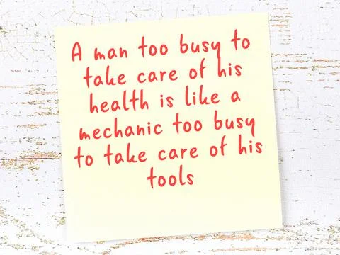 Yellow sticky note with smart quotation handwritten on it hanging on wooden w Stock Photos
