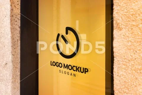 Yellow storefront window logo mockup with reflections for branding and identi PSD Template